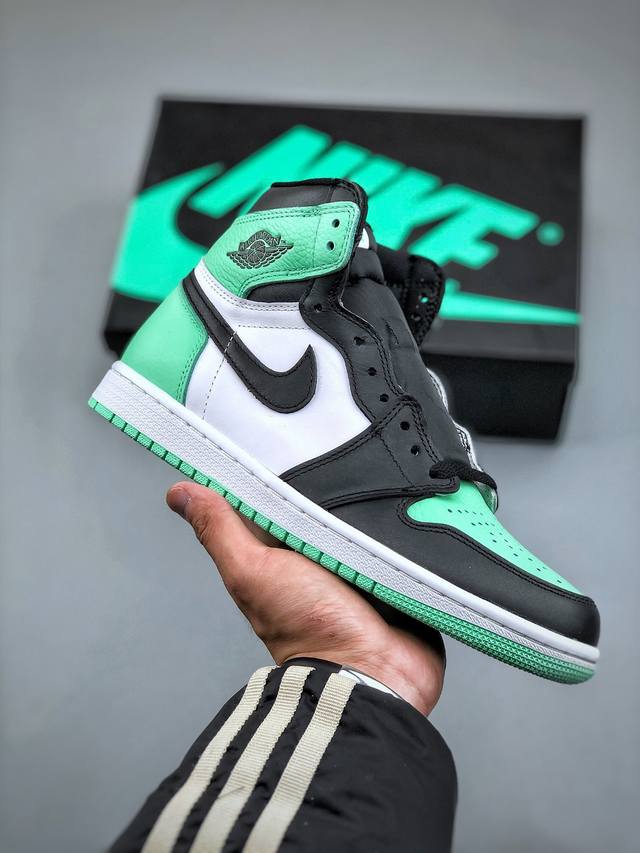 Air Jordan 1 High Og Green Glow 薄荷绿鞋款结合了白色 黑色和荧光绿配色组合 经典的 Black Toe 拼色设计 类似2023年 - 点击图像关闭