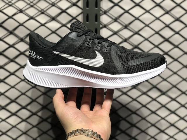 Nike Quest 4 极致4代网面透气休闲跑步 Da 06 简约高科技设计采用多层材料 为双足带来凉爽感受和稳固体验时尚鞋面搭配中足包覆设计 提供稳固贴合感