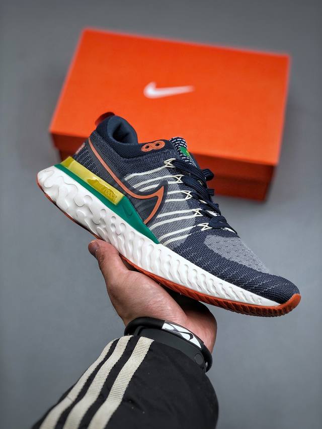 版本一 版本二 Nike Zoom React Infinity Run Fk 马拉松机能风格运动鞋 实拍首发 鞋款搭载柔软泡绵 在运动中为你塑就缓震脚感 设计