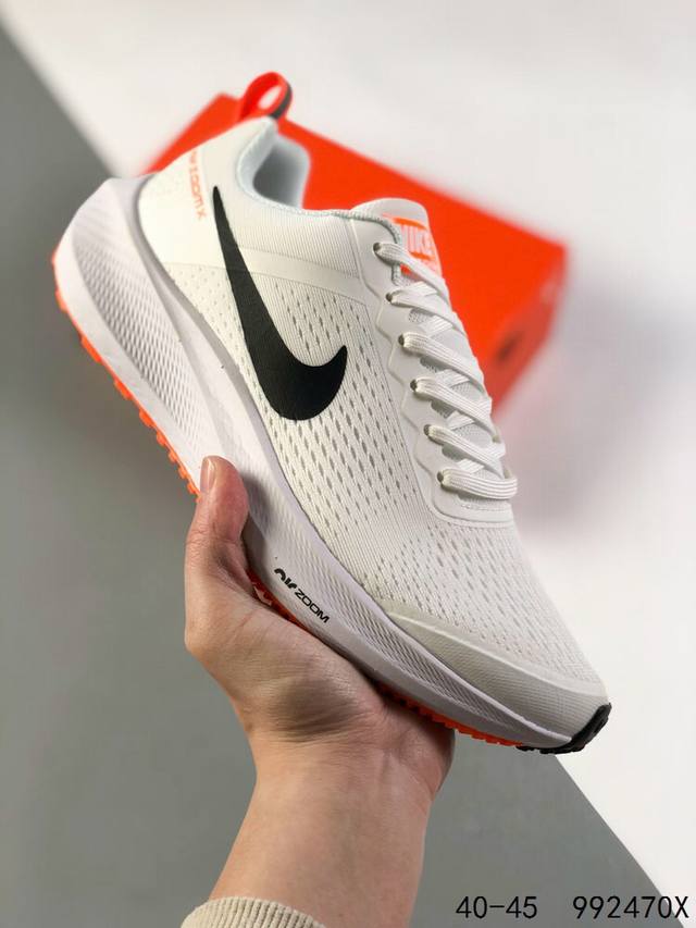 耐克 Nike Air Zoom Pegasus 登月系列 网面透气跑步鞋 兼顾迅疾外观和稳固脚感 后跟覆面和中足动态支撑巧妙融合 缔造稳定顺畅的迈步体验 采用