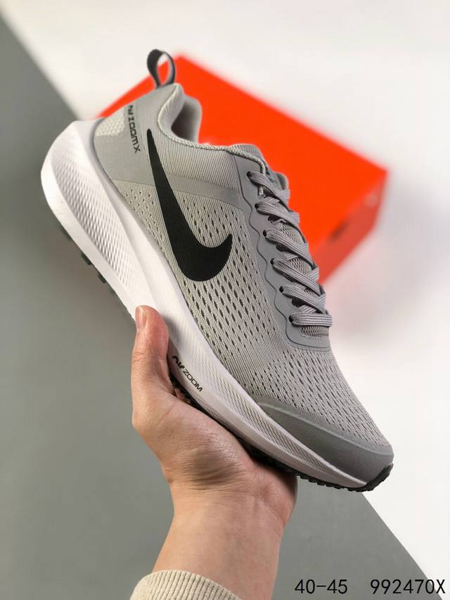 耐克 Nike Air Zoom Pegasus 登月系列 网面透气跑步鞋 兼顾迅疾外观和稳固脚感 后跟覆面和中足动态支撑巧妙融合 缔造稳定顺畅的迈步体验 采用 - 点击图像关闭