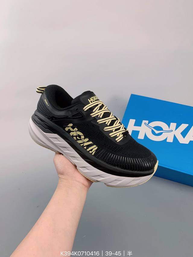 Hoka One W Bondi 7 余文乐同款 机能缓震跑鞋 美国新兴跑鞋品牌，鞋面部分采用工程网眼面料，可以确保必要的透气性能。而为了弥补工程网眼面料不足的