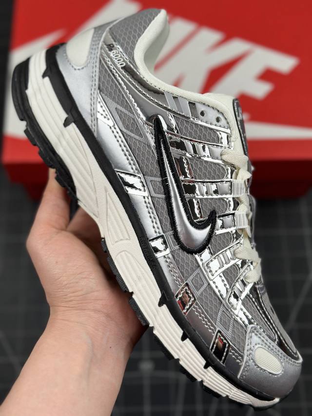 核心私 公司级耐克nike P-6000 银灰色 透气休闲运动鞋 采用透气材料，搭配匠心覆面，再现千禧年代的跑鞋风格，塑就大气外观。鞋款秉承 Nike Pega