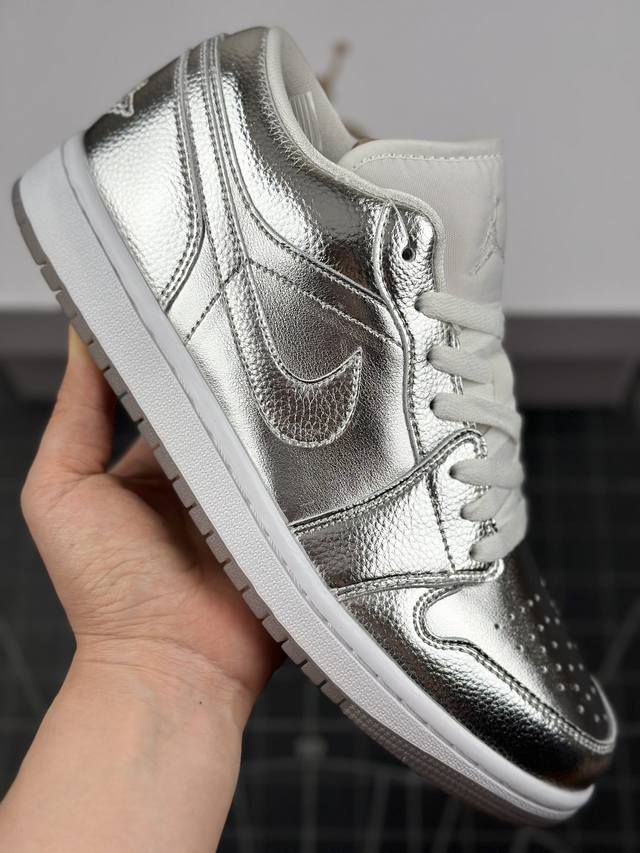 核心私 Air Jordan 1 Low Metallic Silver Aj1 乔1灰银 低帮文化休闲板鞋 #整双鞋以灰色搭配银色示人，不仅如此，通过在鞋面材