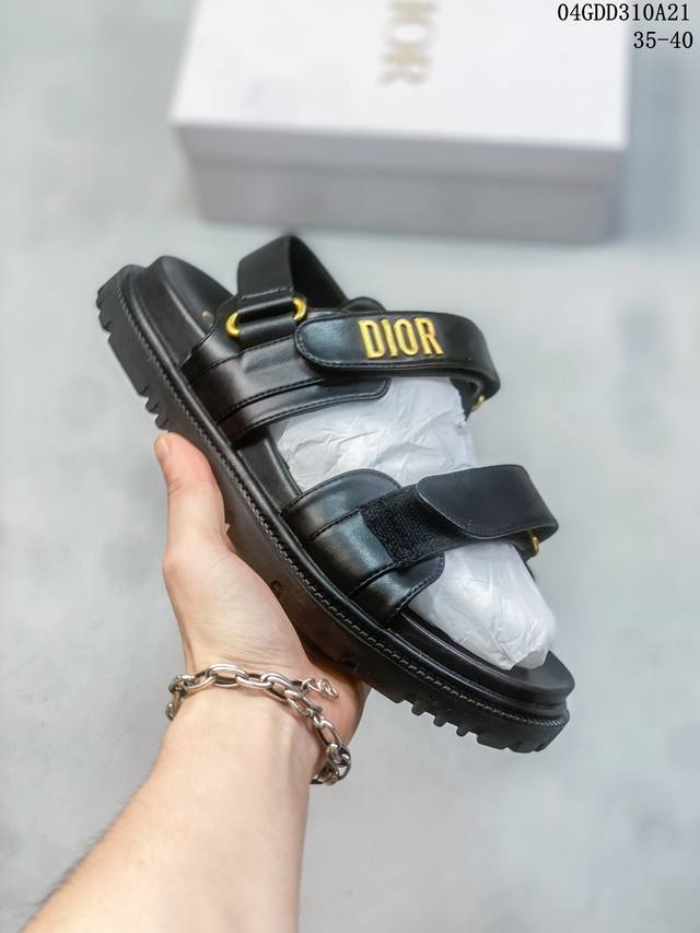 广东原产 迪奥 Dior2023最新款凉鞋 这款混种羊皮 Dioract 凉鞋款式时尚。搭配贴合脚型的内底，采用格外轻盈、舒适的皮革制作。鞋面饰带采用魔术贴开合