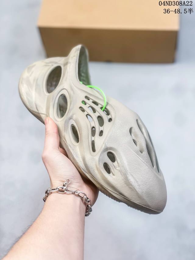 洞洞鞋 椰子凉鞋 洞洞鞋 Ad Yeezy Foam Runner ”Mxt Moon Grey“原厂 %环保藻类3D利用材质,脚感超棉弹且柔软 原数据楦型工程