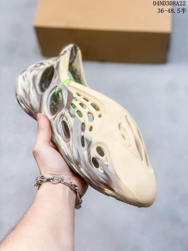 洞洞鞋 椰子凉鞋 洞洞鞋 Ad Yeezy Foam Runner ”Mxt Moon Grey“原厂 %环保藻类3D利用材质,脚感超棉弹且柔软 原数据楦型工程