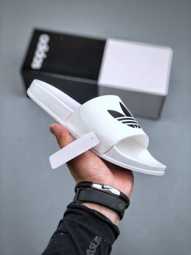 Adidas Original Adilette 百搭单品 杠白阿迪达斯拖鞋鞋底采用了进口切片 鞋面采用进口纳米技术合成 防水 防滑 超软舒适 被无数街拍潮人穿