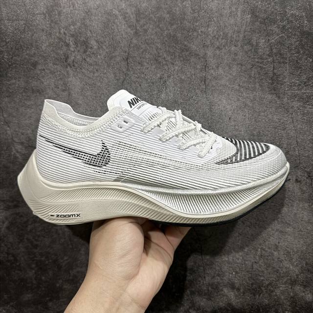 Dt纯原版 Nike Zoomx Vaporfly Next% 马拉松跑步鞋 真碳版本 舒适鞋面采用合成革+织物材质 不同肌理材质拼接 使鞋型稳固不易变形。 柔