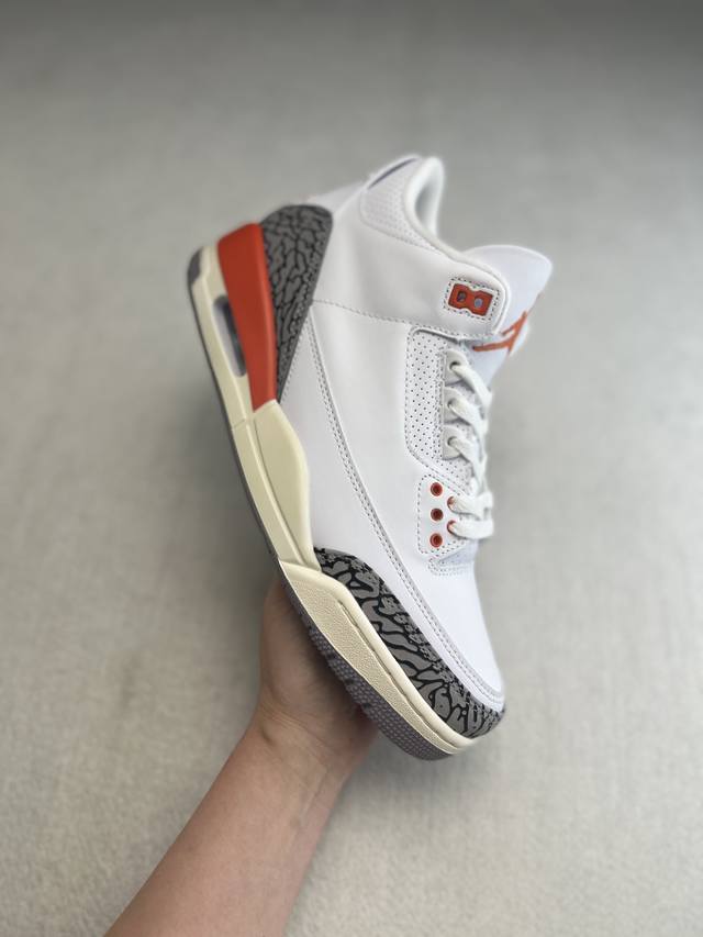 纯原版本 Air Jordan 3 Retro ”白橘“ 该款以白色鞋面搭配橙色细节，鞋头和后跟则融入经典爆裂纹图案，鞋舌橙色的jumpmanf Logo点缀，