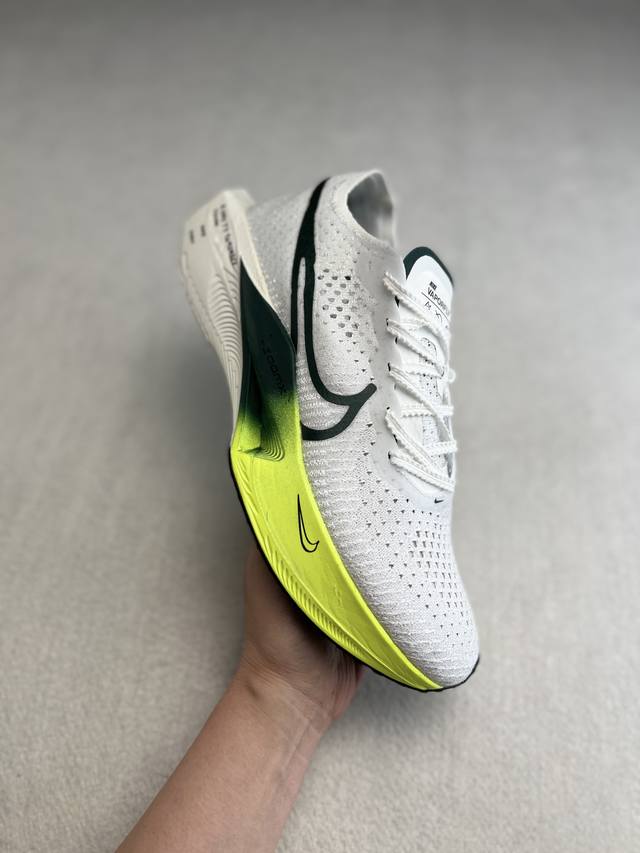 Nike Zoomx Vaporfly Next%3 减震马拉松跑步鞋 公司级版本 偏向于大众 鞋身相较2代有略微改动 美观度更高一些 前后堂都有纹路防滑 有很