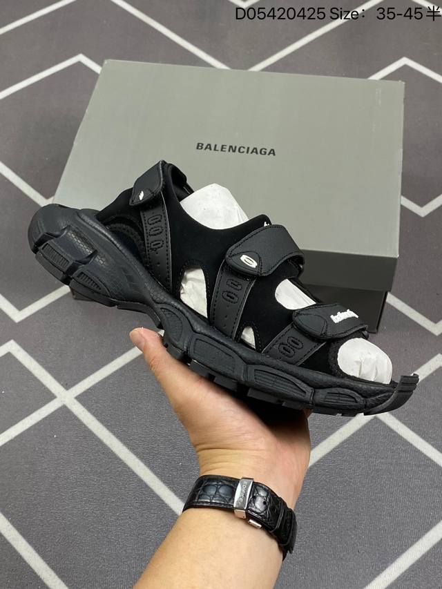 Balenciaga巴黎世家3Xl 舒适百搭沙滩凉鞋男款 米色 该鞋款的外观设计走在时尚前沿，简约休闲的风格适合日常穿搭，其独特的风格款式构成了品牌身份重要的一