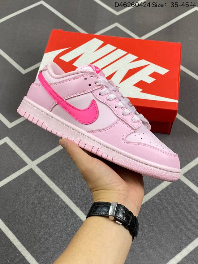 Nike Dunk Low Triple Pink 耐克 Sb 低帮 淡粉色 鞋面整体采用皮革材质打造，配色方面选用大面积淡粉色呈现，少女心十足！此外鞋身侧面的