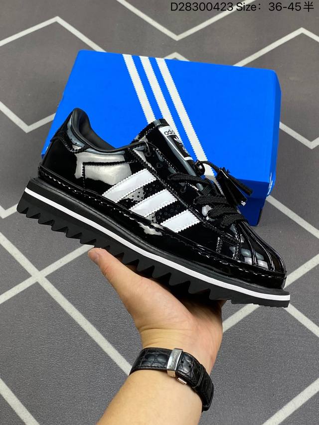 真标clot X Adidas Originals Superstar 白色此款将贝壳头重新演绎，鞋身整体以superstar为蓝本，搭配黑色三道杠logo。鞋