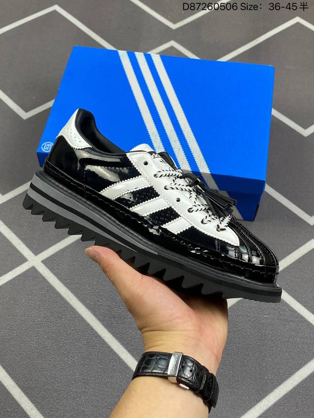 Adidas Originals Superstar 白色 此款将贝壳头重新演绎，鞋身整体以superstar为蓝本，搭配黑色三道杠logo。鞋舌部分带有特殊的