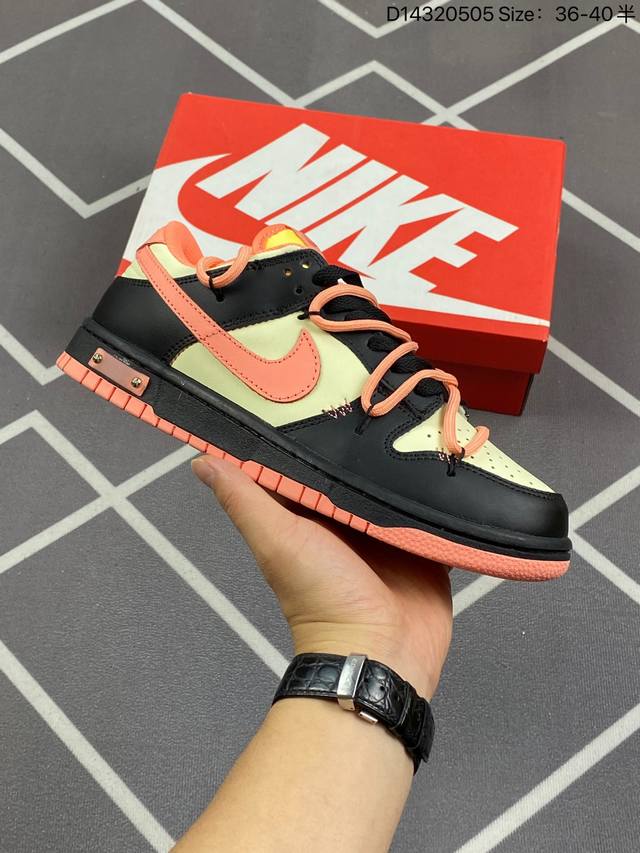 耐克 Nike Dunk Low 运动鞋复古解构绑带板鞋 作为 80 年代经典篮球鞋款，起初专为硬木球场打造，后来成为席卷街头的时尚标杆，现以经典细节和复古篮球