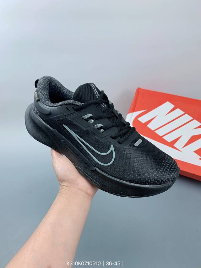 耐克 Nike Zoom Terra Kiger 越野跑鞋 作为一双越野跑鞋，Nike Zoom Terra Kiger的支撑性能和一般的跑鞋有些许区别，首先在