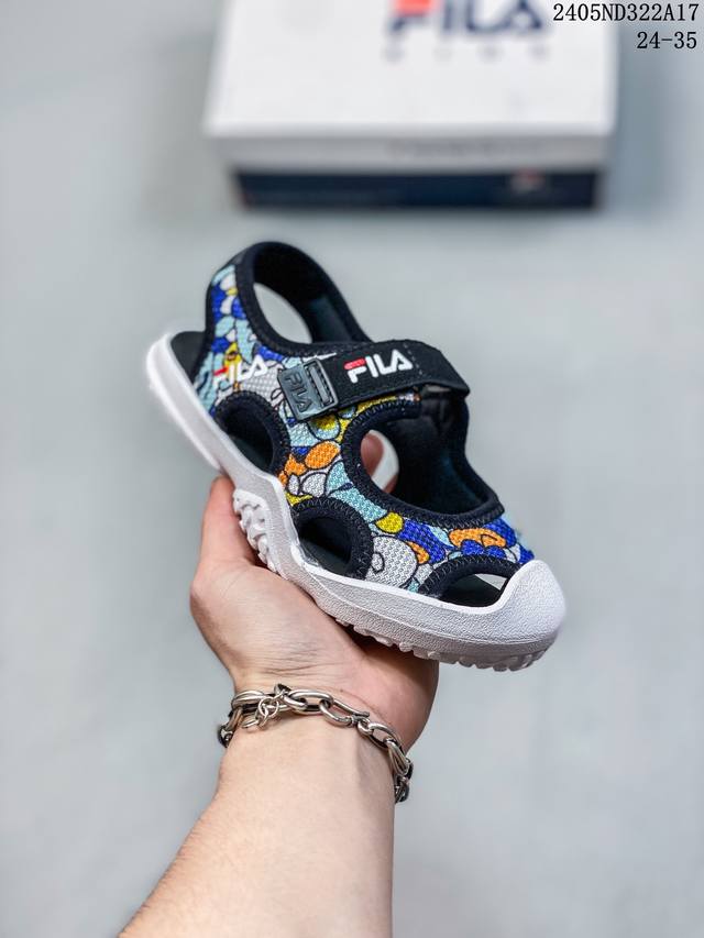 Fila斐乐夏季儿童包头凉鞋 Size：24-35码 Fila与法国知名艺术家ceet Fouad联名跨界系列，提取了ceet的成名代表作“老司鸡”，色彩鲜明幽