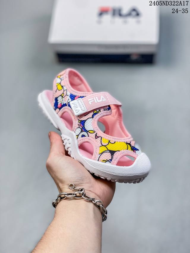 Fila斐乐夏季儿童包头凉鞋 Size：24-35码 Fila与法国知名艺术家ceet Fouad联名跨界系列，提取了ceet的成名代表作“老司鸡”，色彩鲜明幽