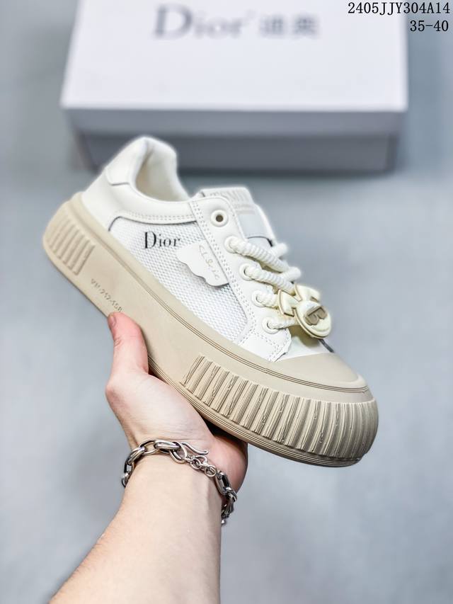 迪奥 Dior2023最新款凉 Dioract 款式时尚。搭配贴合脚型的内底，采用格外轻盈、舒适的皮革制作。鞋面饰带采用魔术贴开合，搭配金色饰面“Dior”标志