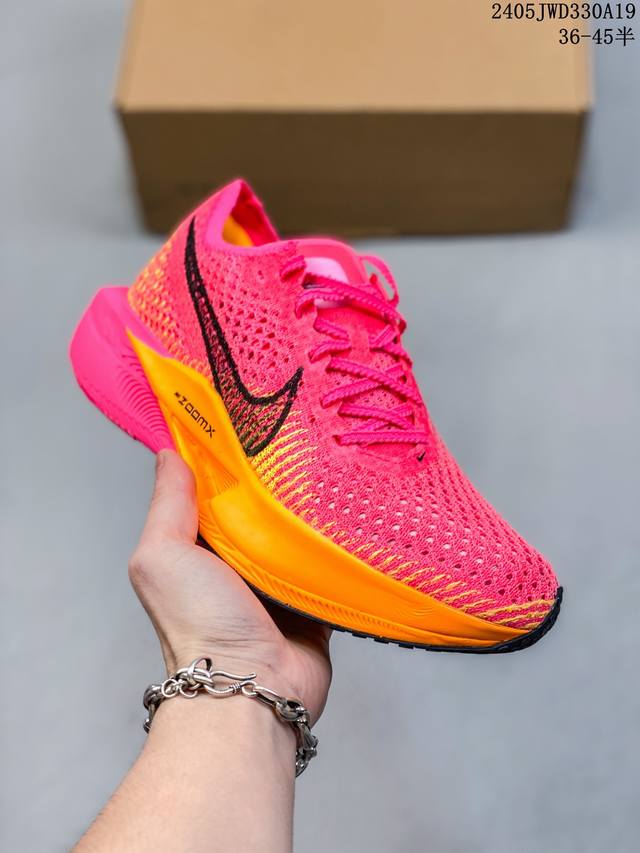 公司级新品发布 Nike Air Zoom Alphafly Next% 2 整体采用前作的设计语言，并且对后者的细节进行升级，马拉松和长距离路跑的性能极限设计