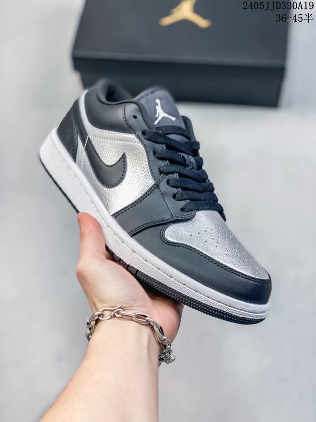 Air Jordan 1 Low ”Silver Toe“ 低帮 黑银 Aj1 乔丹1代 Aj1 乔1 低邦 黑银 乔丹篮球鞋系列 这双鞋采用黑、白、银三色装扮