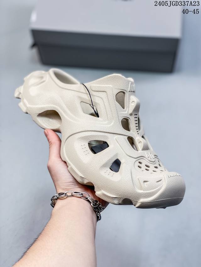 Balenciaga Mold Rubber Slide Sandals 巴黎世家系列露趾涉水百搭潮流休闲运动套穿凉鞋 橡胶材质 鞋表带上印有balenciag