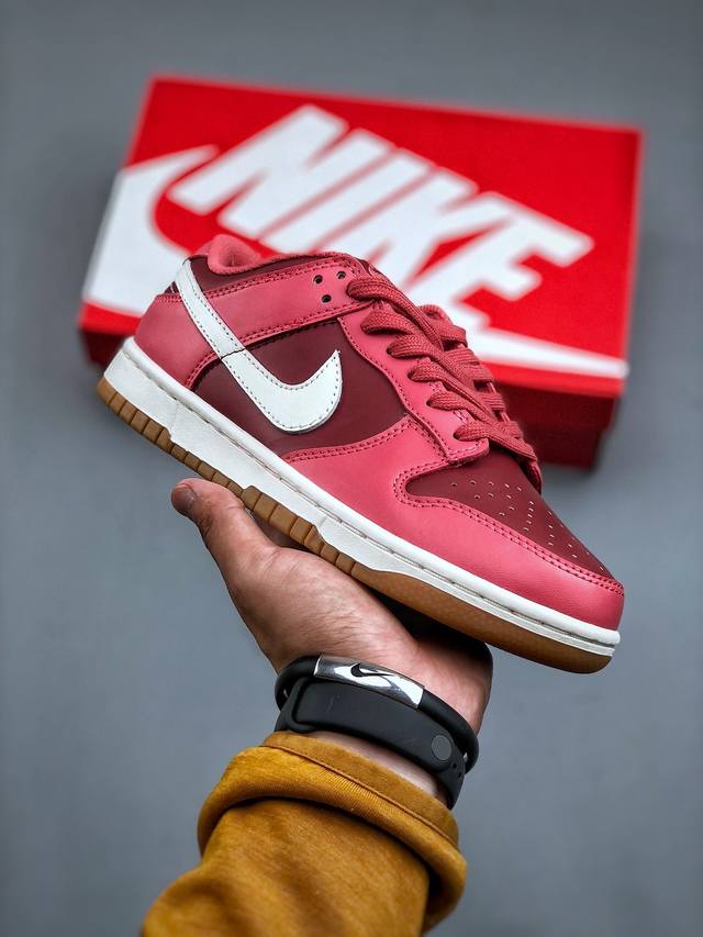 E Nike Dunk Low Wmns “Desert Berry” 草莓熊整双鞋选用皮革材质打造鞋面，并在其基础上加入红褐色与莓红色搭配呈现全新配色风格。之