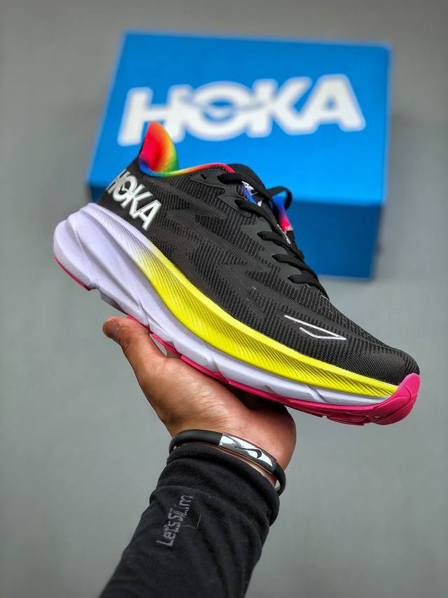E Hoka One One M Clifton 9 机能缓震跑鞋 美国新兴跑鞋品牌，鞋面部分采用工程网眼面料，可以确保必要的透气性能。尺码：36-45 半
