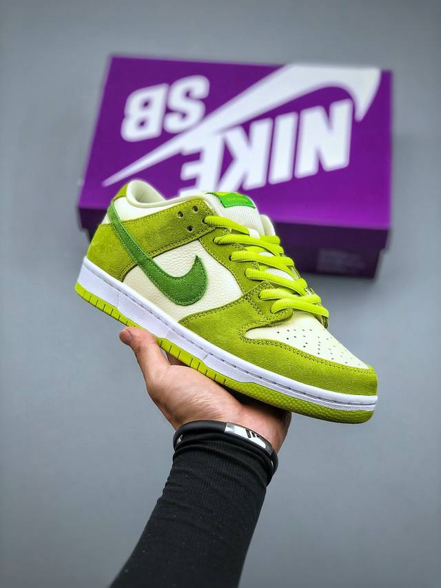 Nike Sb Dunk Low Green Apple 青苹果 采用白色荔枝纹皮革鞋面搭配绿色绒面革鞋身框架，视觉效果清爽十足，质感也相当出色。鞋侧身swoo