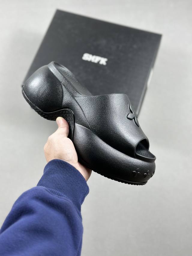 Smfk Compass增高分别有 7.5 9.5 运动拖鞋 原楦原纸原版数据开发版型 采用一体成型鞋身 鞋芯填充进口胶水无异味 鞋底贴合工艺 #Smfk #S