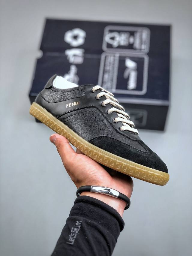 G 意大利著名奢侈品牌 芬迪fendi Flair Leather Sneaker Low 弗莱尔系列低帮复古百搭德训风休闲运动板鞋“皮革生胶 Fendi Fl
