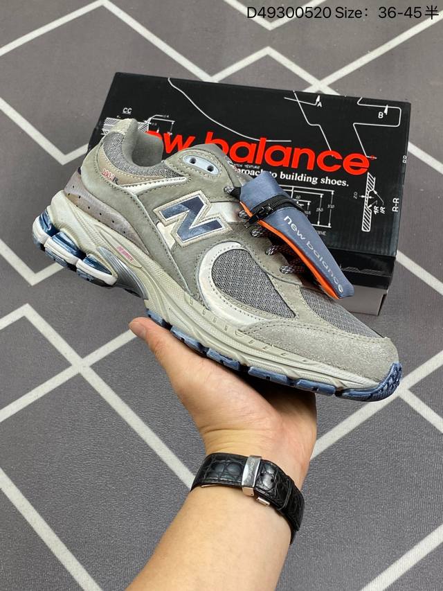 New Balance 2002R 跑鞋 沿袭了面世之初的经典科技，以 Encap 中底配以升级版 N-Ergy 缓震物料。鞋面则采用特色的柔软麂皮搭以 New
