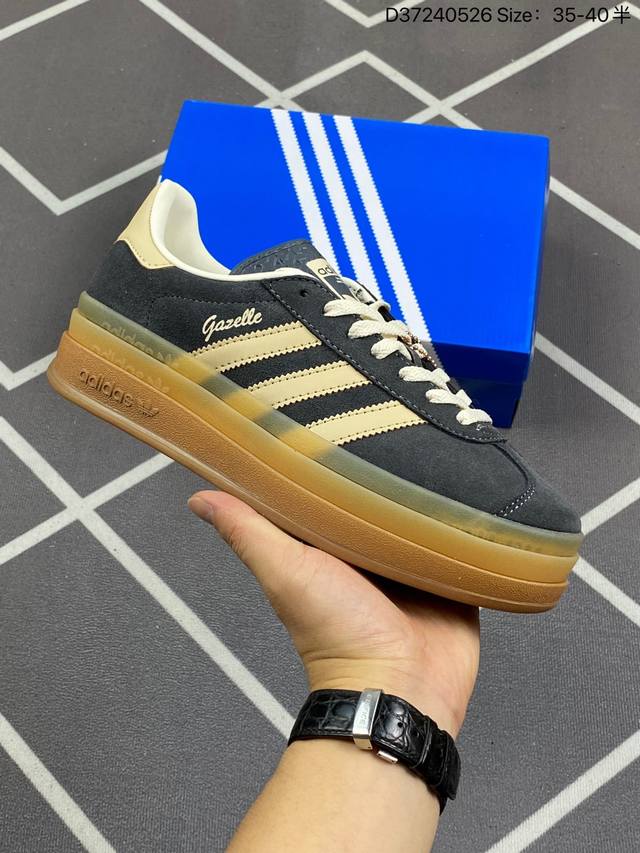Adidas Originals Gazelle Indoor 粉黑 此款鞋延续了橡胶外底和经典款式的传统。优质绒面革鞋面和标志性的3条纹采用明亮的对比色，为久