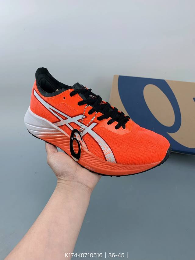 Asics亚瑟士magic Speed系列碳板竞速跑步鞋 鞋款采用亚瑟士ff Blast Cushioning中底设计，为运动中带来回弾性和轻量性感受。工程网眼