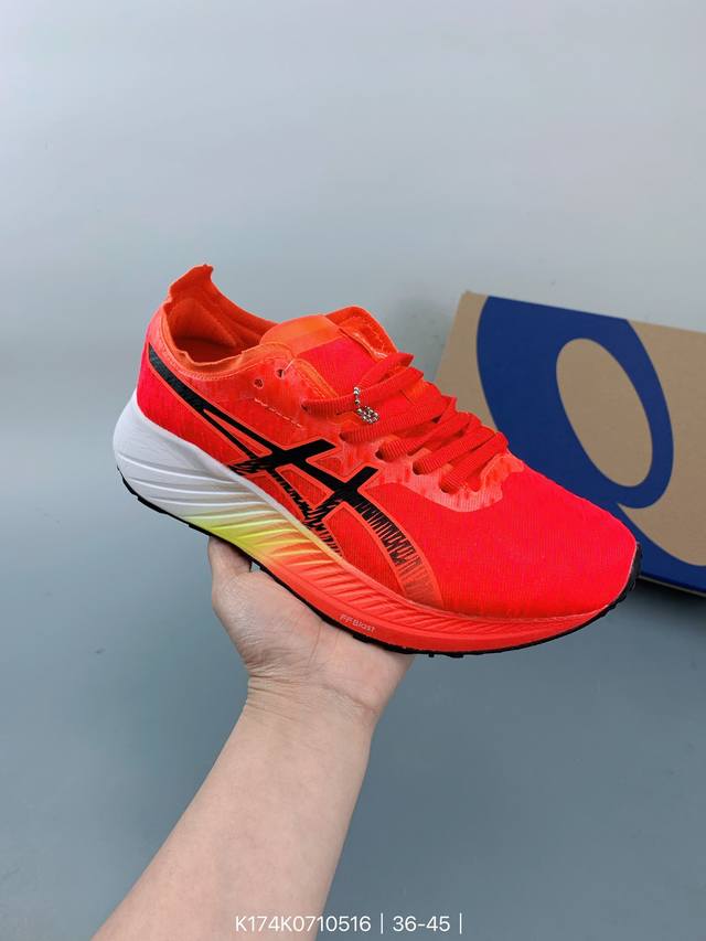 Asics亚瑟士magic Speed系列碳板竞速跑步鞋 鞋款采用亚瑟士ff Blast Cushioning中底设计，为运动中带来回弾性和轻量性感受。工程网眼