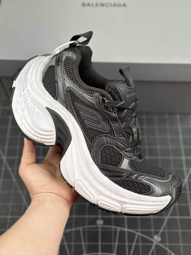 核心私 Ok版 公司级balenciaga Cargo Sneaker 10Xl 巴黎世家 Balenciaga 2024 秋季大秀拉开帷幕，又一双更为夸张的鞋