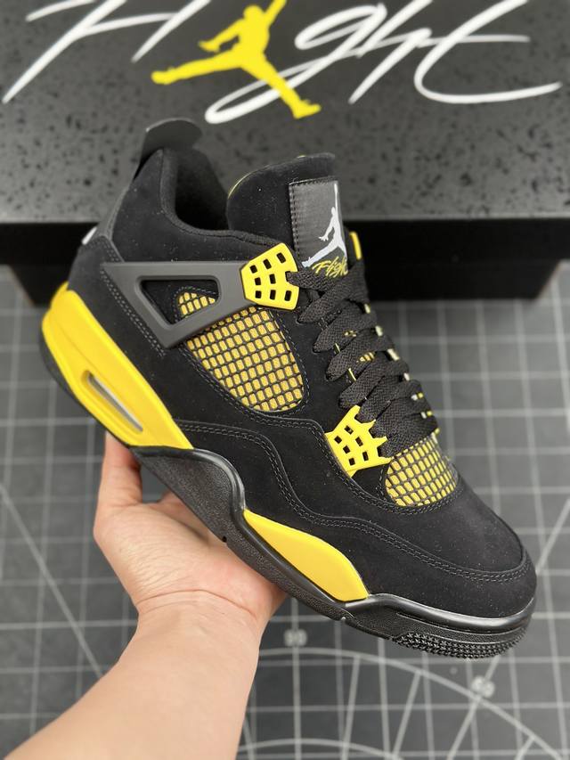 核心私 Cs版 Air Jordan 4 Retro Thunder 雷神 雷公 Aj4 乔丹4代 黑黄 乔丹篮球鞋系列 鞋身整体采用黑色磨砂鞋面设计，辅以黄色